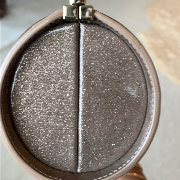 Jummy Choo Gold patent clutch. Barrel shape. - Picture 4 of 8